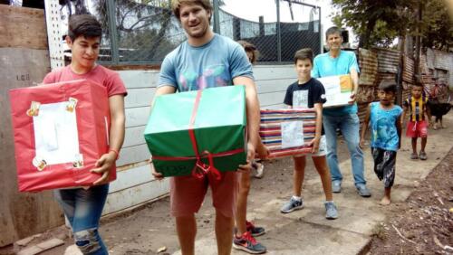 Entregando cajas Navideñas-2019-Grupo Rugby Los Tigres