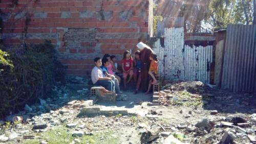 La hermana con los niños en el Barrio