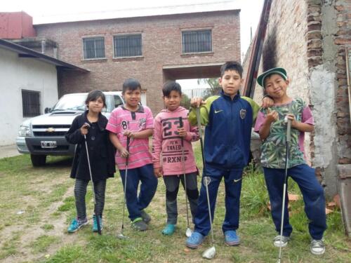 Niños jugando al Golf en el Centro de Formación
